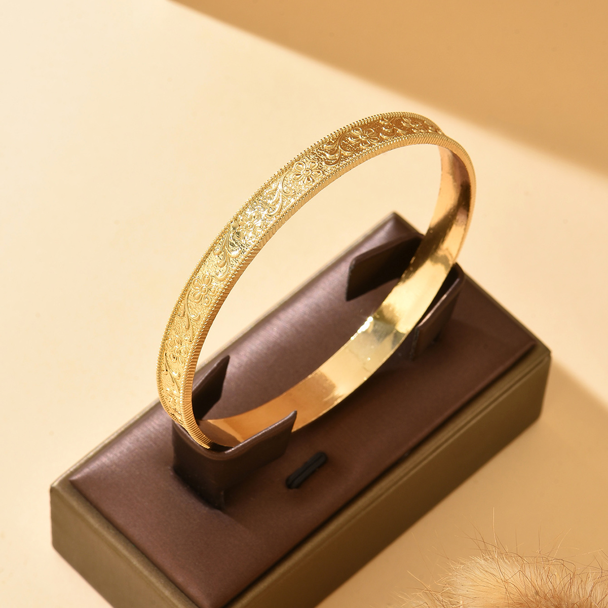 Złoty dodatek na rękę dla pann – Men Accessories For Wrist recenzja i cena